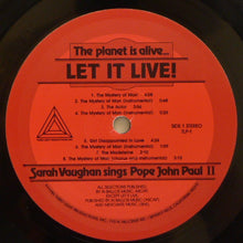 Charger l&#39;image dans la galerie, Sarah Vaughan : The Planet Is Alive... Let It Live! (LP, Album, Gat)

