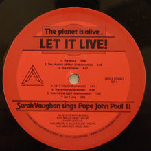 Laden Sie das Bild in den Galerie-Viewer, Sarah Vaughan : The Planet Is Alive... Let It Live! (LP, Album, Gat)
