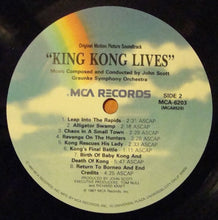 Laden Sie das Bild in den Galerie-Viewer, John Scott / Graunke Symphony Orchestra* : King Kong Lives (Original Motion Picture Soundtrack) (LP, Album)
