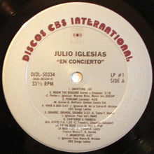 Laden Sie das Bild in den Galerie-Viewer, Julio Iglesias : En Concierto (2xLP, Album, Gat)

