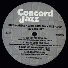 Laden Sie das Bild in den Galerie-Viewer, Dave McKenna · Scott Hamilton · Jake Hanna : No Bass Hit (LP, Album)
