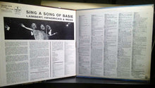 Laden Sie das Bild in den Galerie-Viewer, Lambert, Hendricks &amp; Ross : Sing A Song Of Basie (LP, Mono, RE)
