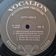 Laden Sie das Bild in den Galerie-Viewer, Kitty Wells : Kitty Wells (LP)
