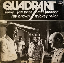 Laden Sie das Bild in den Galerie-Viewer, Quadrant (6) Featuring Joe Pass, Milt Jackson, Ray Brown, Mickey Roker : Quadrant (LP, Album)
