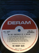 Laden Sie das Bild in den Galerie-Viewer, The Moody Blues : On The Threshold Of A Dream (LP, Album, Gat)
