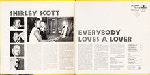 Laden Sie das Bild in den Galerie-Viewer, Shirley Scott : Everybody Loves A Lover (LP, Album, Gat)
