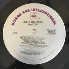 Laden Sie das Bild in den Galerie-Viewer, Julio Iglesias : Raices (LP)

